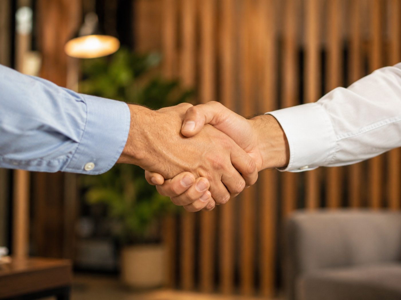 Installateur en klant bespreken samen de aanbevolen oplossingen